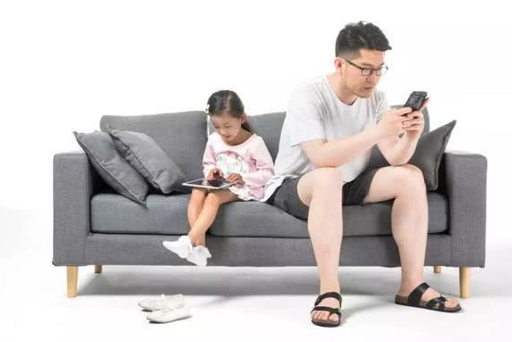 寶寶愛(ài)搶手機(jī)，不是他想要玩，其實(shí)只是一種本能！