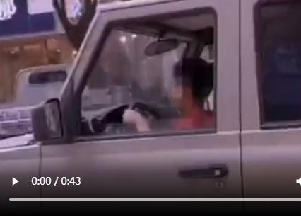 9歲男孩開車上路 媽媽當(dāng)副駕：他有過開玩具車的經(jīng)驗