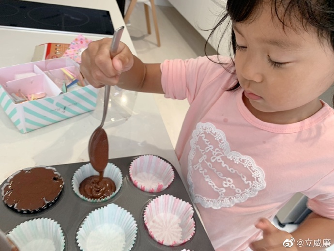 立威廉曬女兒宅家生活 跳舞游泳烘焙超開心