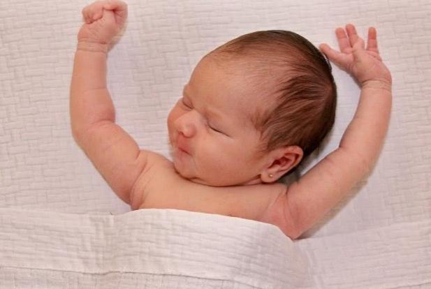 新生兒“舉手”睡姿要糾正嗎？投降式睡姿學問大