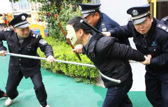 關(guān)注兩會(huì)：人大代表建議為中小學(xué)幼兒園配備專(zhuān)職安保