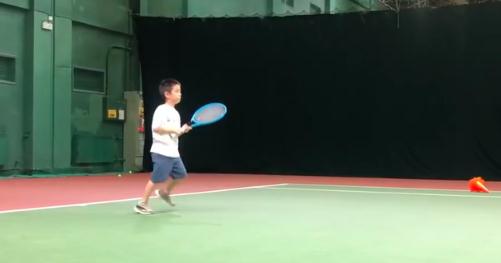 霍思燕六一陪兒子打網(wǎng)球 嗯哼打601球成就感滿滿