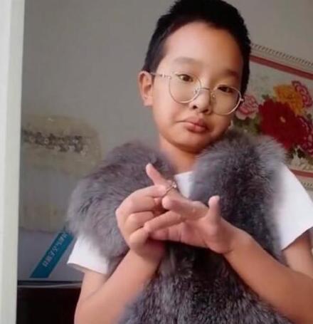 戲精男孩鐘美美神模仿視頻遭下架 教育局承認學(xué)校與鐘美美接觸