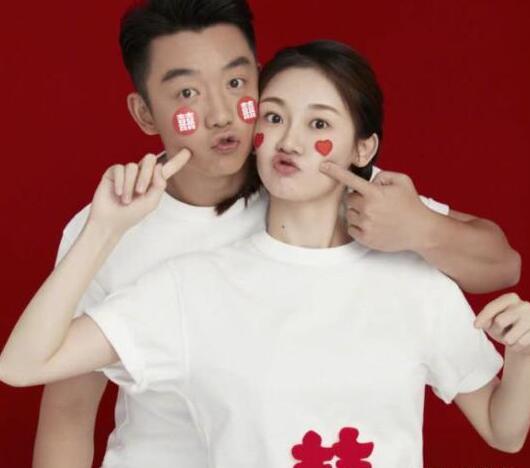 鄭愷苗苗現(xiàn)身婦產(chǎn)醫(yī)院奉子成婚遭石錘 恩愛有加貼心呵護