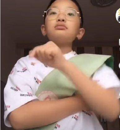 戲精男孩轉(zhuǎn)型回來了 鐘美美模仿志愿者網(wǎng)友紛紛點(diǎn)贊支持