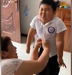 小朋友你是不是有很多的問號(hào)？ 男孩為穿上校服小臉都在使勁