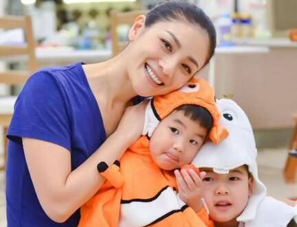 如何安撫接納孩子的壞情緒？看辣媽胡可是這樣做的