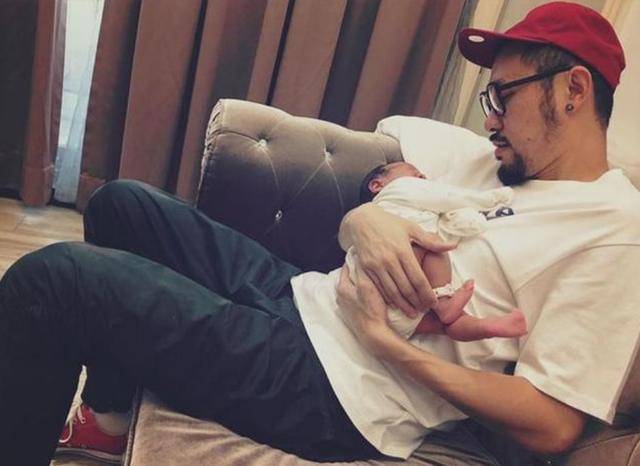 說唱歌手熱狗女友官宣二胎 未婚先孕備受網(wǎng)友熱議