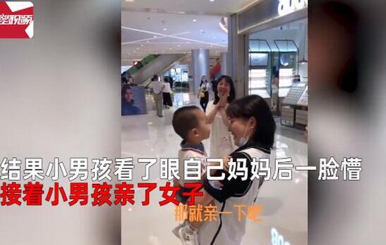 萌娃商場認錯媽媽抱著不撒手 親媽來了都不認萌翻網(wǎng)友