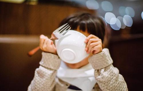 孩子出現(xiàn)這三個信號是在告訴寶媽他越來越好帶了