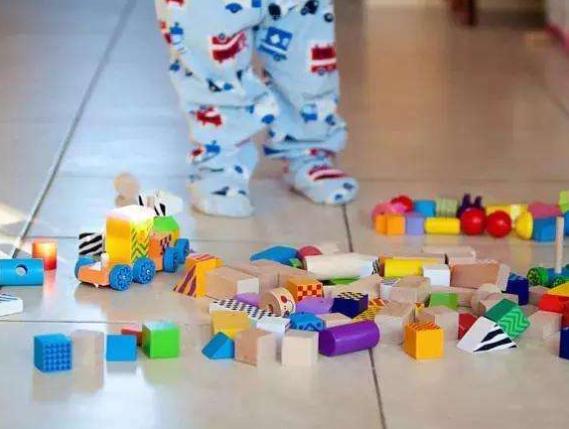 寶寶亂丟東西，竟然是好事