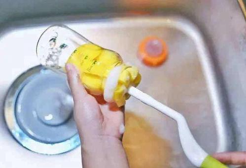 奶瓶清洗關(guān)系寶寶飲食安全 正確的清洗步驟是這樣的