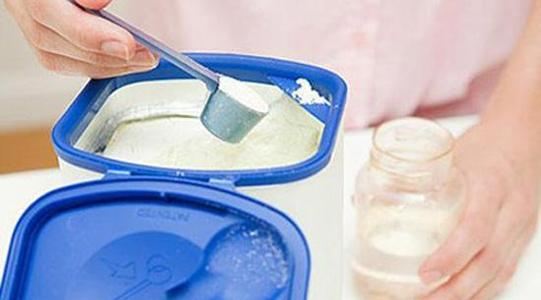 夏季奶粉受潮變質(zhì) 影響寶寶營(yíng)養(yǎng)吸收怎么辦?