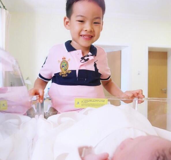 體操皇后劉璇曬照宣布二胎得女 一家四口洋溢著幸福