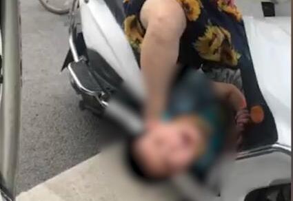 男孩被母親捆綁電動車上騎行 手腳青紫