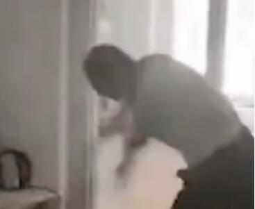 父親抱摔幼童致死母親在旁拍攝 網(wǎng)友：不愛請別傷害