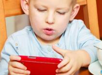 過早接觸網(wǎng)絡(luò)直播對孩子有哪些危害？