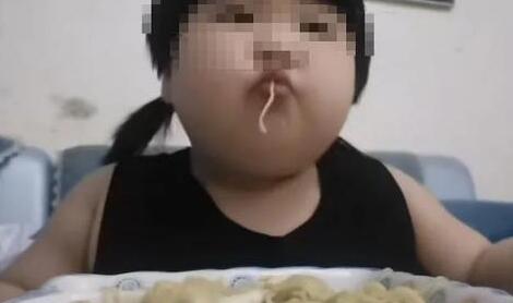 為了當(dāng)“網(wǎng)紅”賺錢？母親把3歲孩子硬喂到70斤