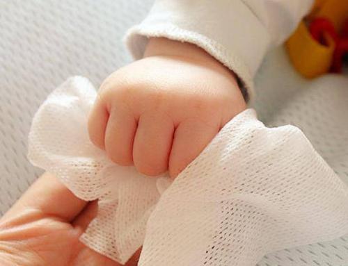 給寶寶擦屁屁有講究 溫水清洗和紙巾擦拭孰優(yōu)孰劣？