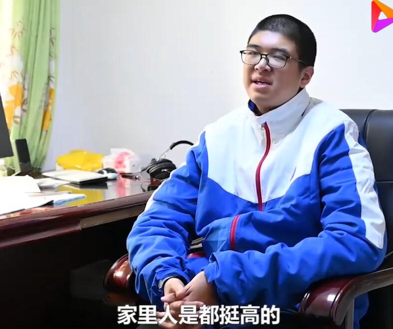 四川14歲男孩高221厘米 家族基因遺傳占了很大優(yōu)勢(shì)