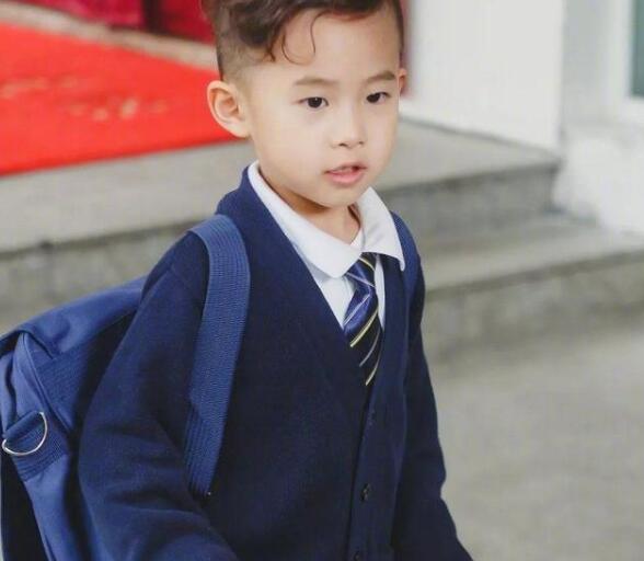 易烊千璽弟弟創(chuàng)魔方世界紀(jì)錄 7歲記憶力驚人