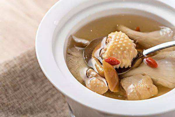 產(chǎn)后媽媽這么喝雞湯，催乳還不長胖！