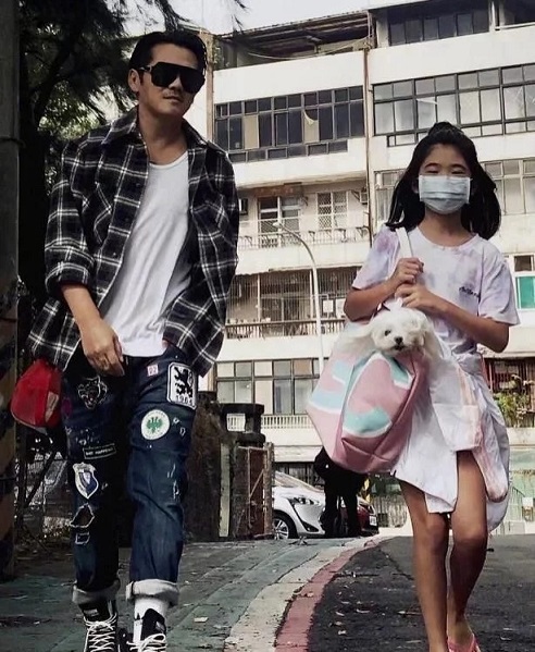 時尚潮爸曹格和女兒逛街 Garce身材引網(wǎng)友羨慕