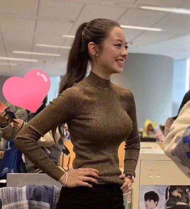 吉娜懷孕六個月的時候依舊芊芊細腰，是不正常還是刻意？