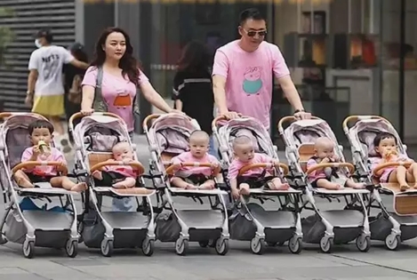 夫妻兩胎6娃，推車逛街造就獨特風(fēng)景