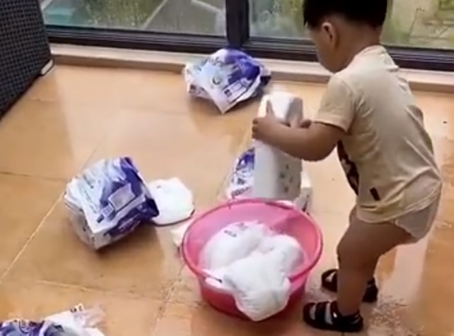 勤快萌娃用洗衣機洗“紙尿褲”，網(wǎng)友紛紛留言調(diào)侃