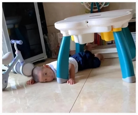 開學(xué)后弟弟在家“百無聊賴”，網(wǎng)友笑翻：沒人搶的玩具都不香了