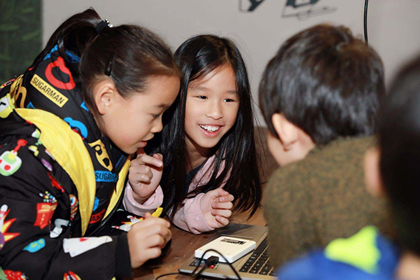 張庭和林瑞陽的女兒走秀，慘遭旁人無視