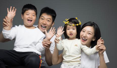 唐一菲曬全家福為5歲兒子慶生，網(wǎng)友紛紛留言祝福