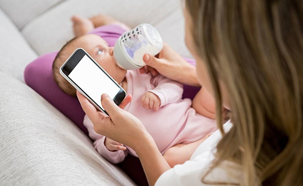 中國(guó)現(xiàn)存教育的尷尬：只會(huì)刷手機(jī)的父母卻教育孩子好好學(xué)習(xí)