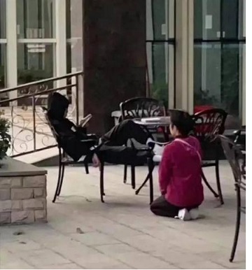 母女食物對比鮮明，無底線的寵愛只會(huì)毀了你的孩子