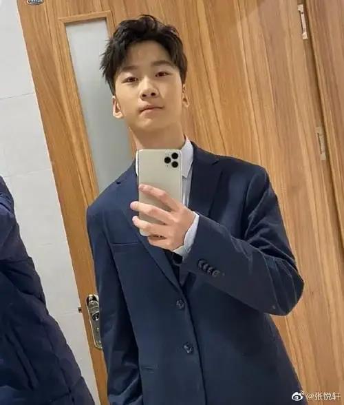 鄰家少年初長成，13歲天天曬近照讓網(wǎng)友不敢相信