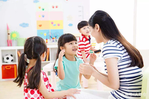 成為“話癆”父母好處竟然這么多，給孩子說話有講究