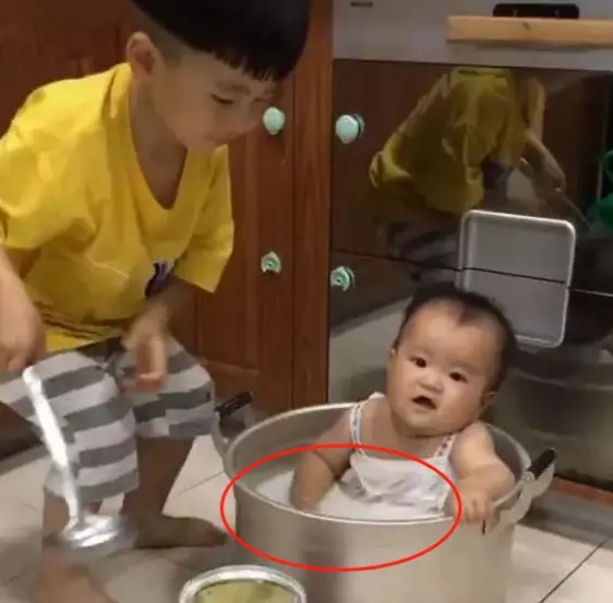 父母不在家，哥哥差點把弟弟“燉了”，讓人哭笑不得