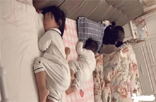 一家四口睡姿照火了，網(wǎng)友：父母是真愛，孩子是意外