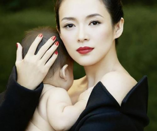 章子怡帶兒女現身機場，身材纖細引爭議