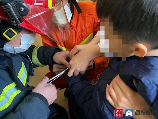 兒童玩雪手指被卡被消防員取出 選購兒童玩具需要謹(jǐn)慎