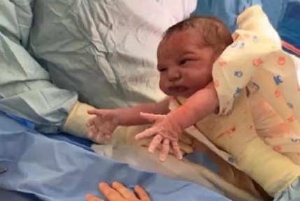 出生就撲向媽媽，“最孝順寶寶”走紅，超暖心！