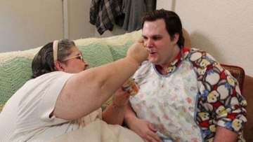 “他還是個孩子”，33歲美國“巨嬰”穿紙尿褲用奶瓶度日