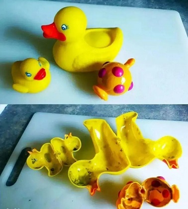 寶寶牙膠里散發(fā)異味，寶媽打開后驚呆了