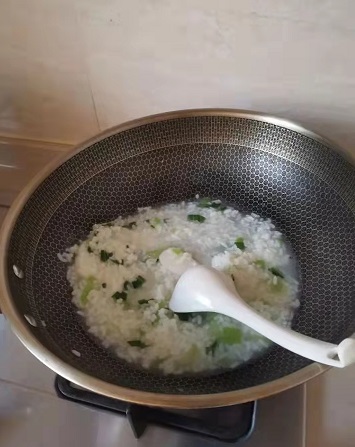 蕭山一爸爸吐槽奶奶給孩子做的早飯沒營養(yǎng)，評論區(qū)炸鍋了