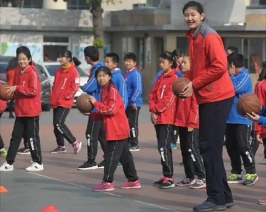 “女版姚明”13歲身高超2米，同學(xué)感嘆：自己長了6年還沒她一年級高