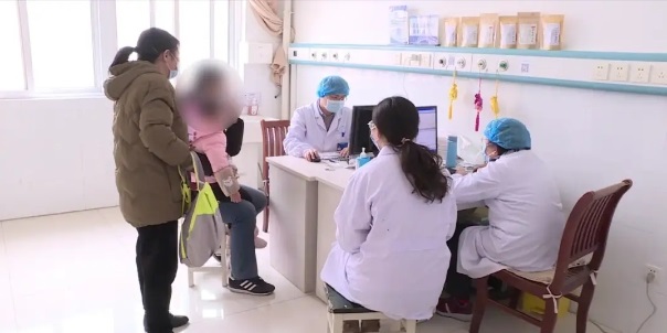 奶奶好心做錯(cuò)事，怕孩子受涼卻捂成了發(fā)燒