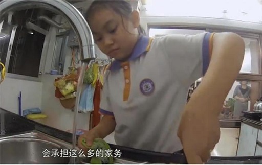 11歲女孩被母親命令不停做家務(wù)，網(wǎng)友：像“傭人”