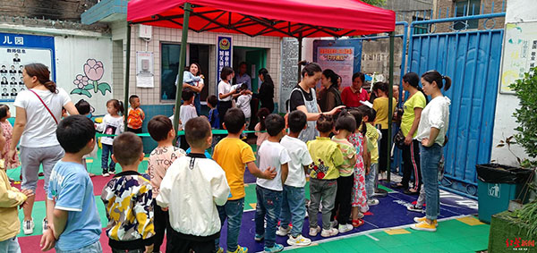家長接娃的四種常見行為，將讓幼兒園老師更討厭你的孩子！