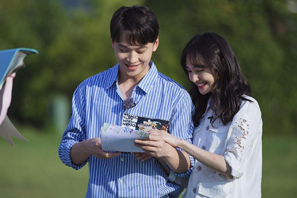 張恒爆料鄭爽代孕兩個(gè)孩子，全網(wǎng)震驚